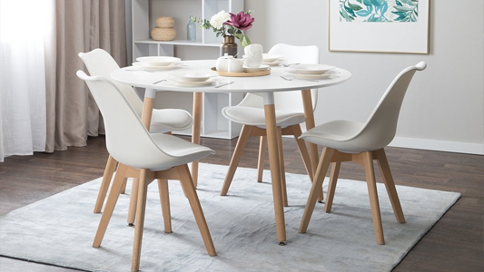 Krzesła do salonu i jadalni – nowoczesność czy klasyka?
