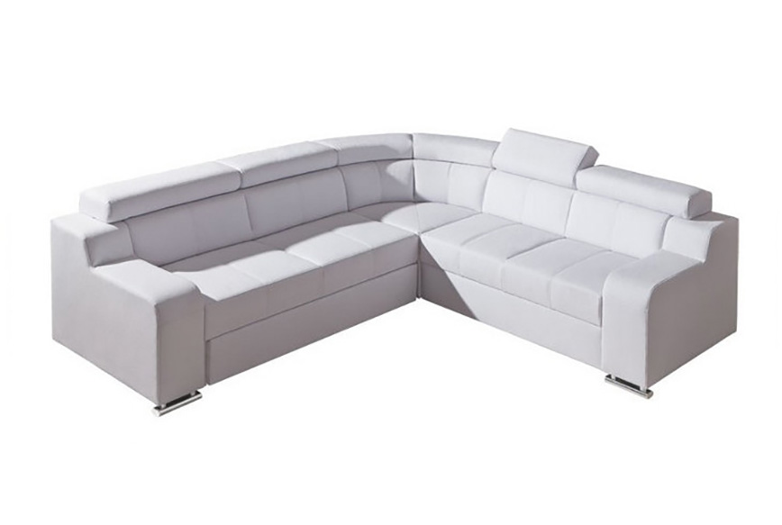 Biała sofa w salonie